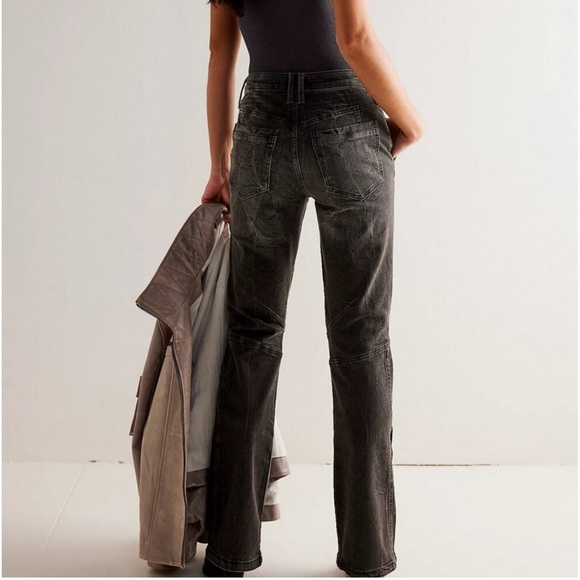 NWT Free People We the Free Vector Moto
Mid Rise Flare Jeans 🖤 Size 26 - Picture 5 of 5